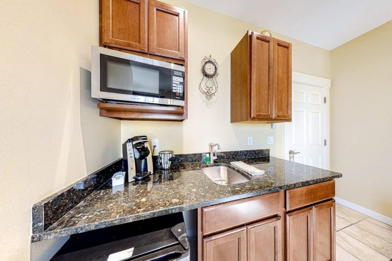 Others 4, Two Neighboring Suites, Each w/ WiFi, Two TVs, and Central AC - Near Acadia, Hancock