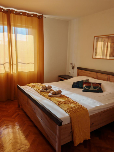 Bedroom 2, Rooms Rita, Cres