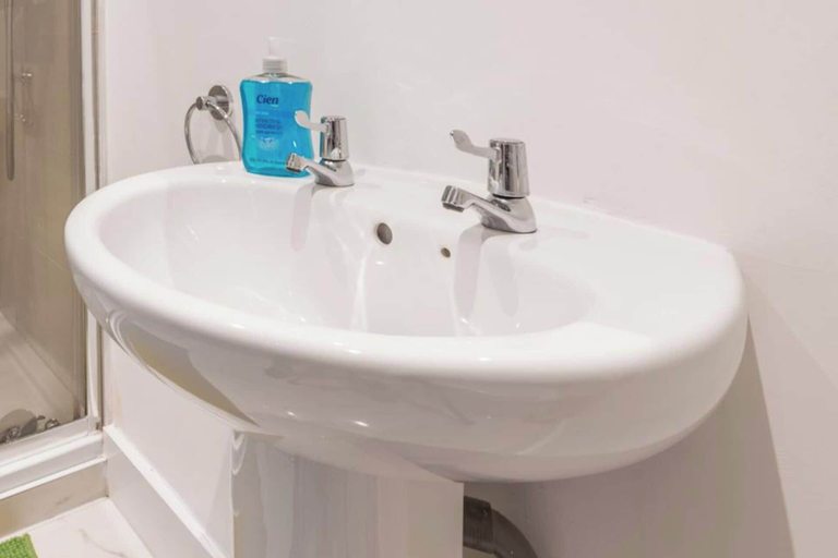 Bathroom 4, Sleeps 2 - Wifi - Paid Parking - Central Studio, Kent