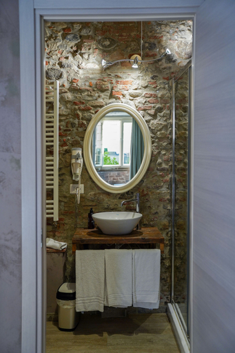 Bathroom 5, Inside the Wall, Lucca