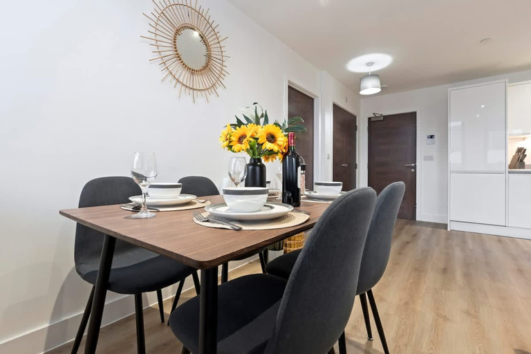 Room 5, Pristine Flat Ideal for Small Groups Sleeps 4, Trafford