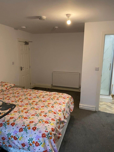 Room 5, House 2 bedrooms Sleeps 4 with Parking, Bolton