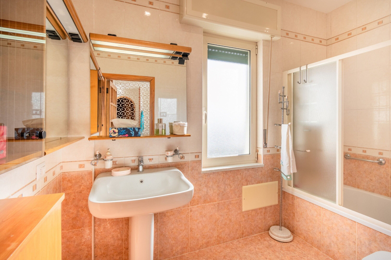 Bathroom, Bright Apartment Private Parking Naples, Napoli