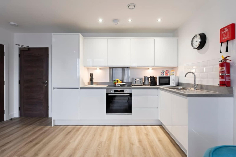Room 2, Pristine Flat Ideal for Small Groups Sleeps 4, Trafford