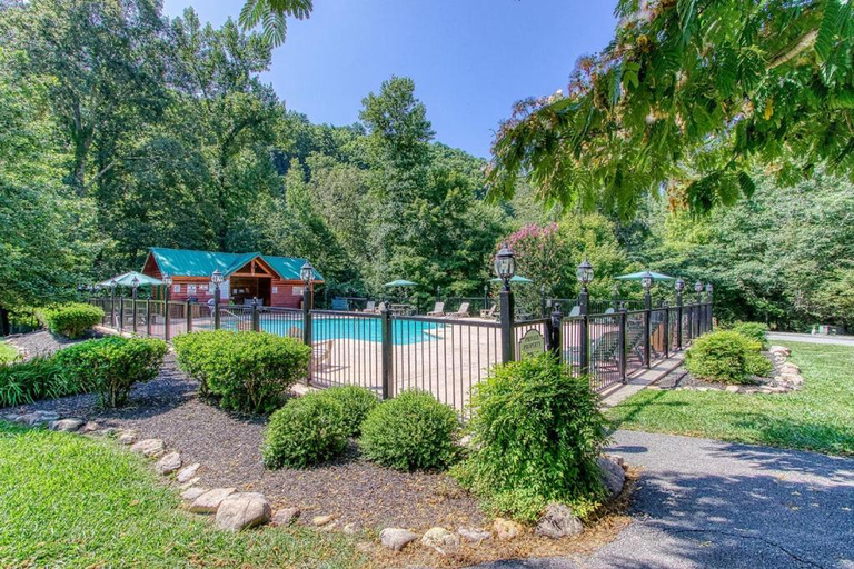 Others 2, Bear Hugs, Free Tickets, Hot Tub, WIFI!!!, Sevier