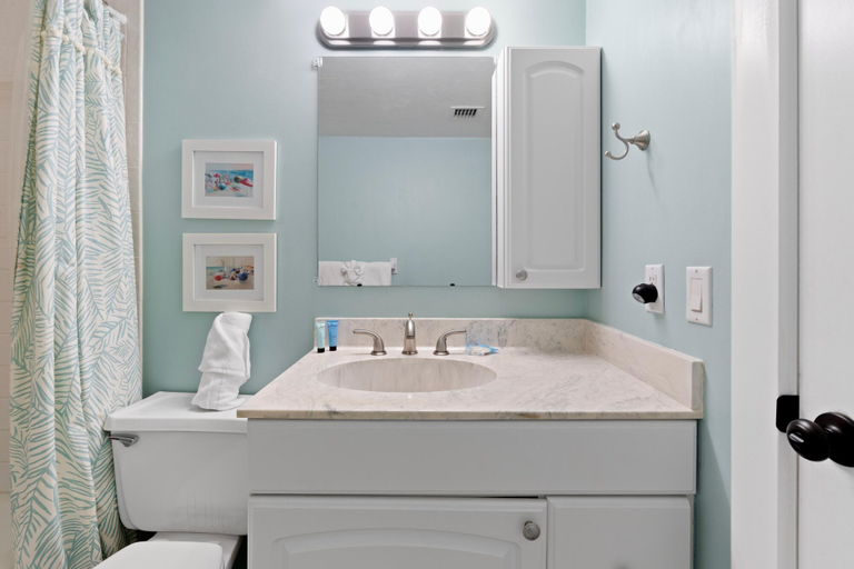 Bathroom 2, Caper Beach Club 313, Lee