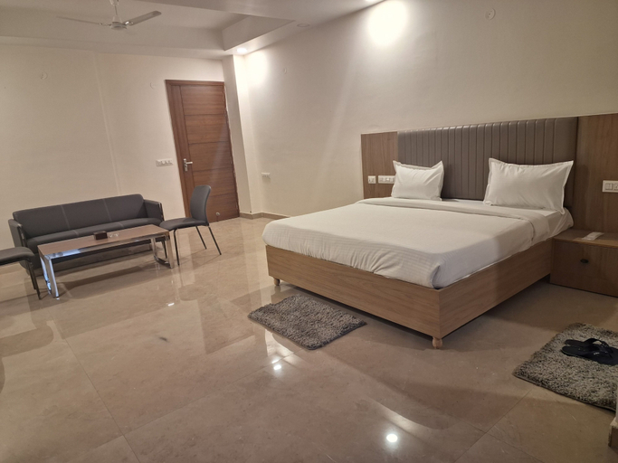 Room 4, Star Residency near Medanta Hospital, Gurgaon