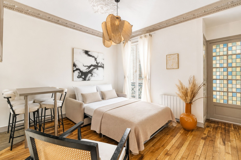 Room 5, 1518 Trétaigne, Paris