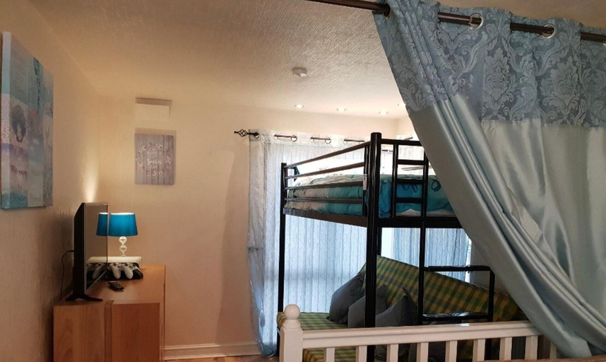 Room 2, Wooden Lodge Sleeps 9 with Veranda & Decking, Lancashire