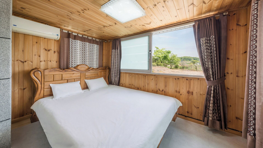 Bedroom 3, Gyeongju Soraedanga Pension, Gyeongju