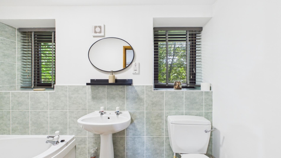 Bathroom 3, Hairpin Cottage - 2 Bed Holiday Home - Langland, Swansea