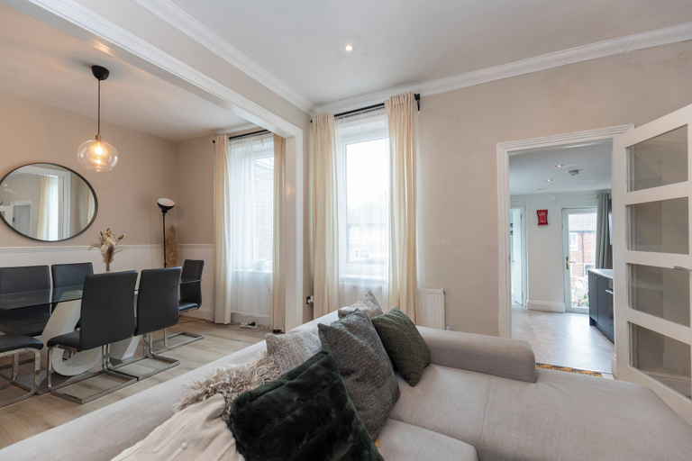 Living room 3, Bright 4-bedroom Maisonette in Gateshead, Gateshead