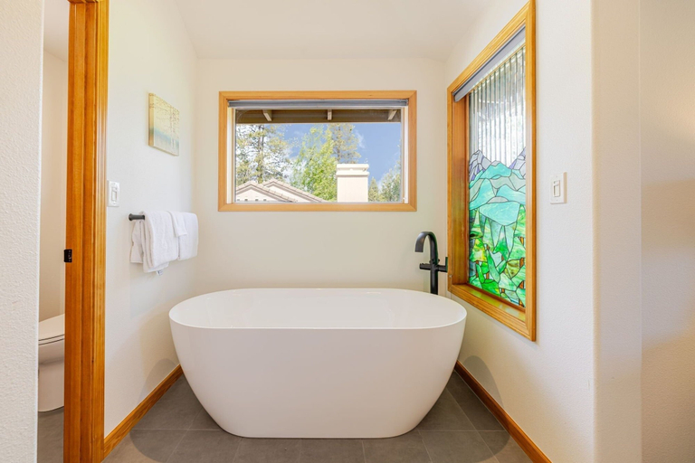 Bathroom 2, 7 Vine Maple 4 Bedroom Home, Deschutes