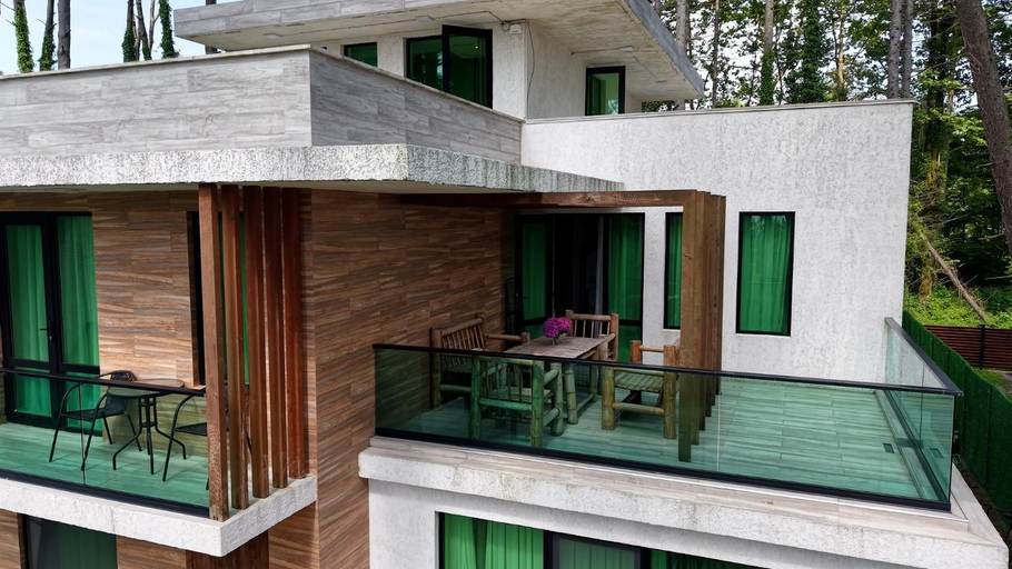 Exterior & Views