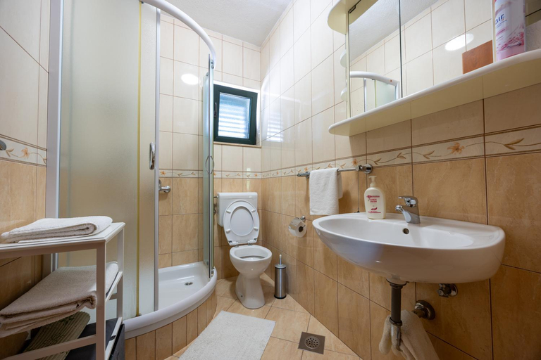 Bathroom 2, Apartments Vukovic Vanja, Makarska