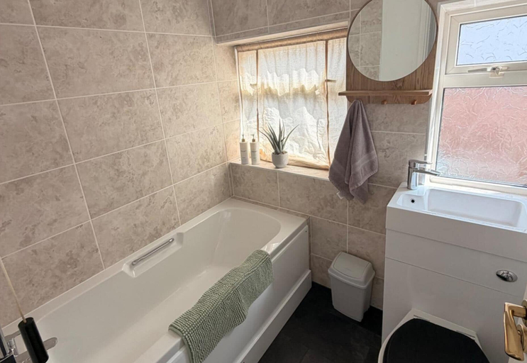 Bathroom 5, House Sleeps 7 With Enclosed Garden, Northamptonshire