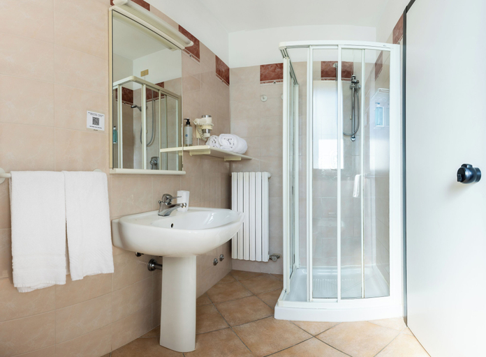 Bathroom 5, Hotel Villa Maria, Brescia