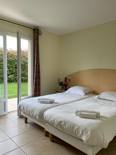 Room 1, Villa in Les Forges with Golf & Pool Access, Deux-Sèvres