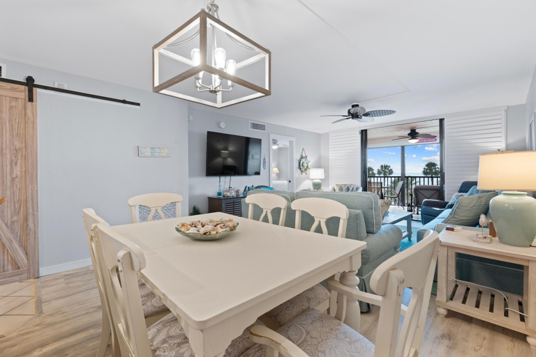 Dining 3, Caper Beach Club 313, Lee