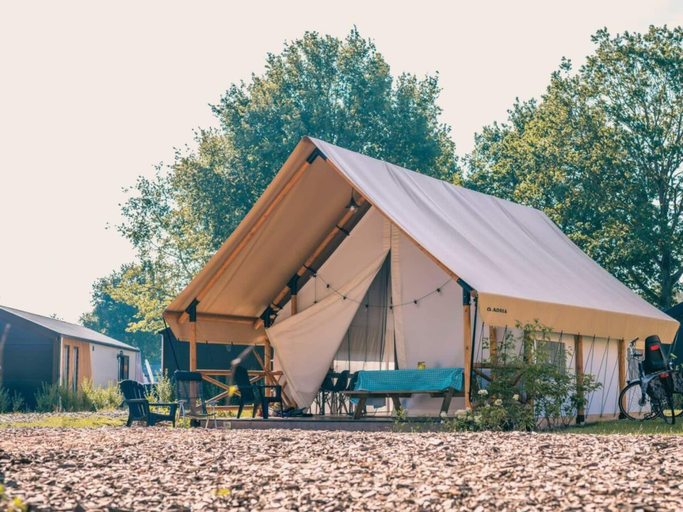 Exterior 3, Glamping Tent Luxe 6, Loon op Zand