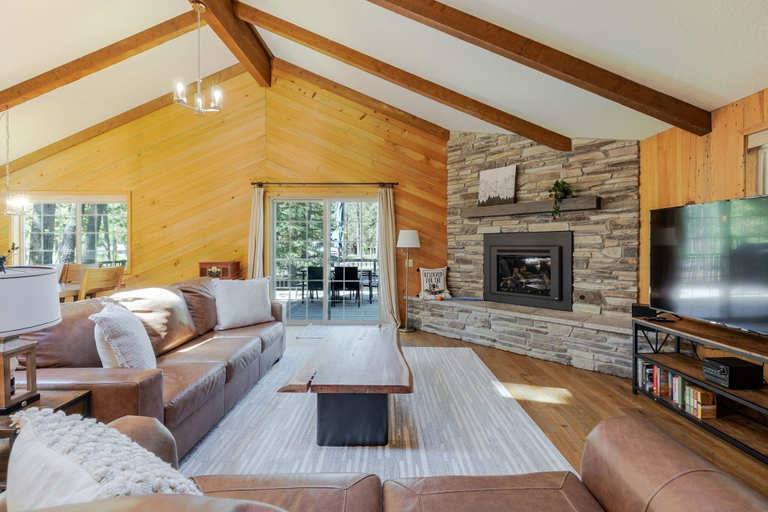 Living area 3, 12 East Park Lane 4 Bedroom Home, Deschutes