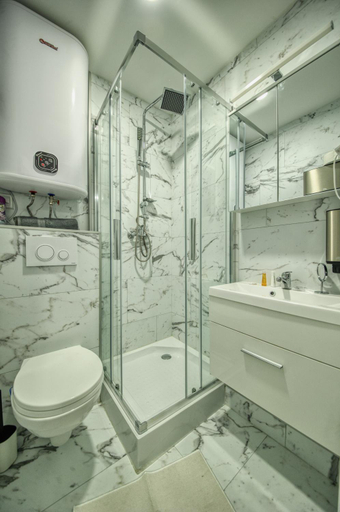 Bathroom 3, Kinizsi Udvar Apartmanhaz, Fonyód