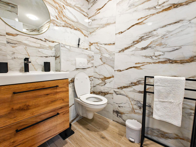 Bathroom 2, Robinson Edita, Sućuraj