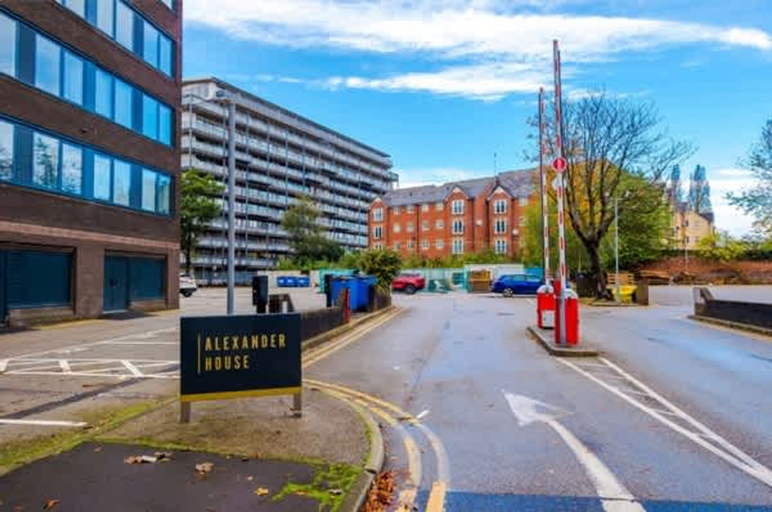 Room 4, Pristine Flat Ideal for Small Groups Sleeps 4, Trafford