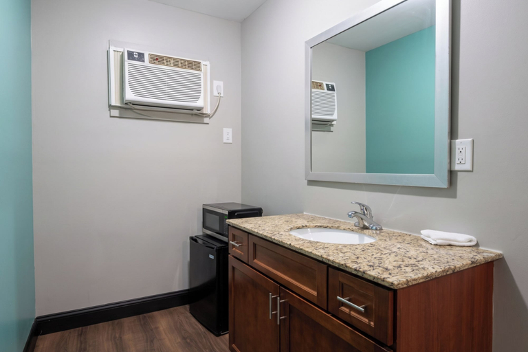 Bathroom 4, Royal Inn Motel Chambersburg, Franklin