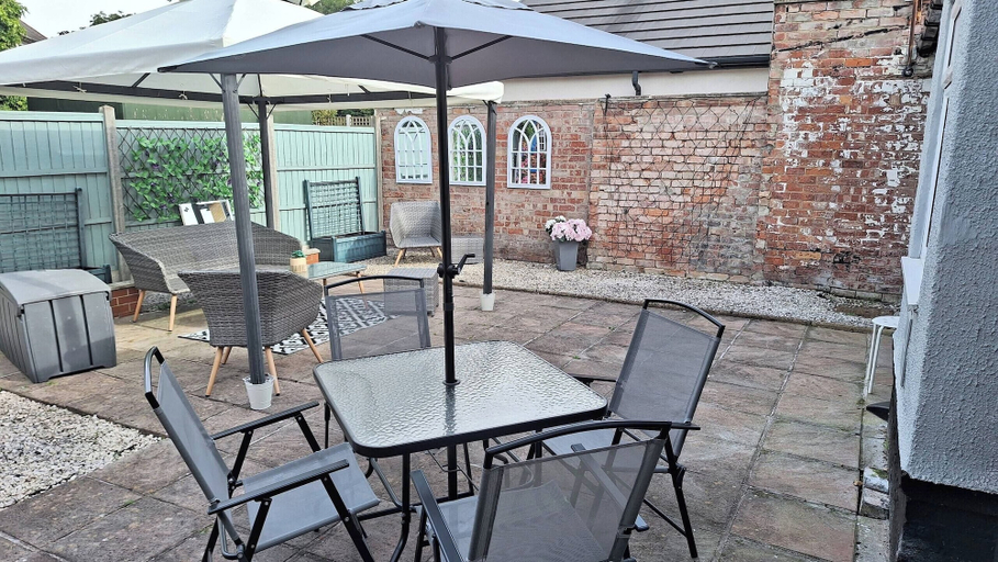 Outdoor dining 4, Bungalow - Sleeps 4 - Parking - Garden, Nottinghamshire