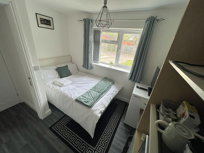 Room 2, Private Room, Sleeps 2 With Ensuite & Parking, Birmingham