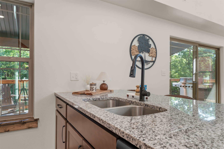 Private kitchen 3, Lumberjack Lodge With Amenities, Taney
