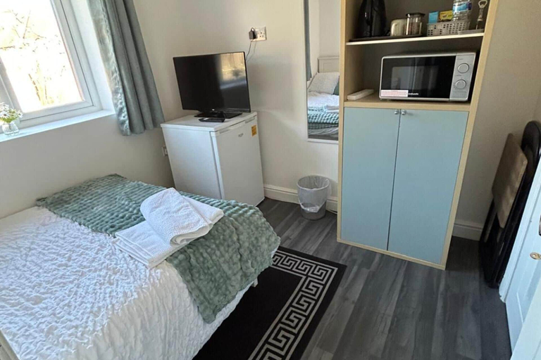 Room 3, Private Room, Sleeps 2 With Ensuite & Parking, Birmingham