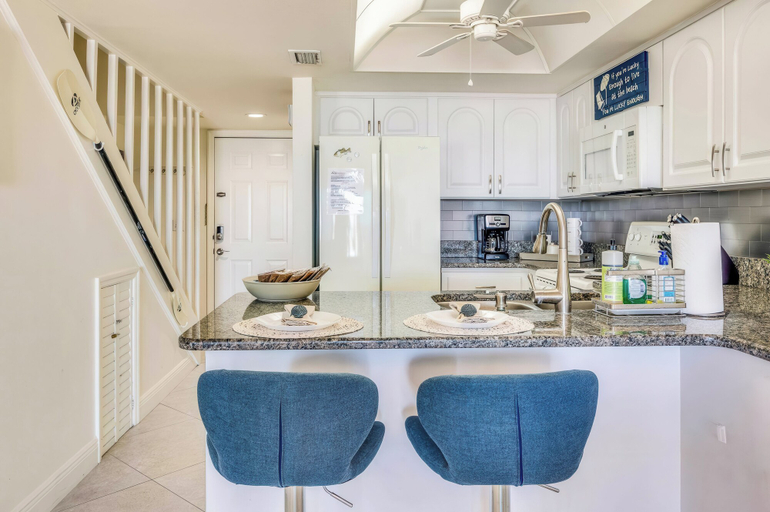 Private kitchen 4, Beachfront water condo with shared pool, Pinellas
