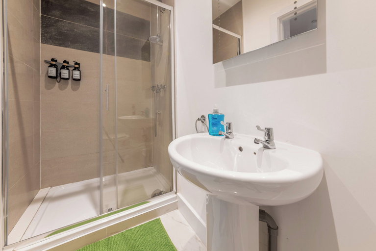 Bathroom 5, Sleeps 2 - Wifi - Paid Parking - Central Studio, Kent