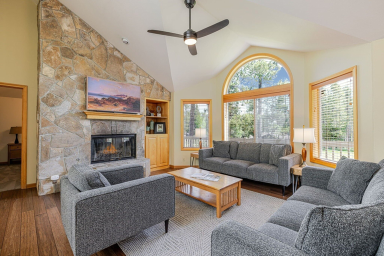 Living area 4, 7 Vine Maple 4 Bedroom Home, Deschutes