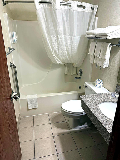 Bathroom 4, Quality Inn I-74 Batesville, Ripley