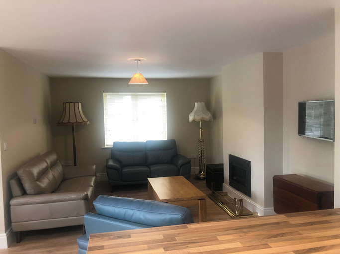 Living area 4, 3 Bedroom House - Garden, Wifi, Free Parking