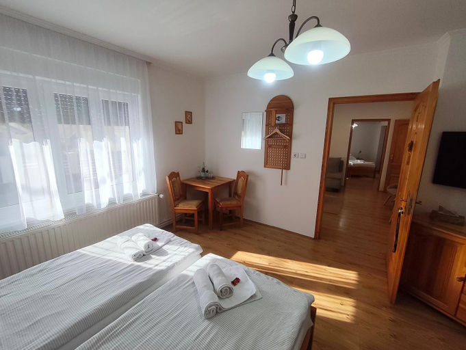 Bedroom 2, Eckhardt Vendeghaz, Siklósi