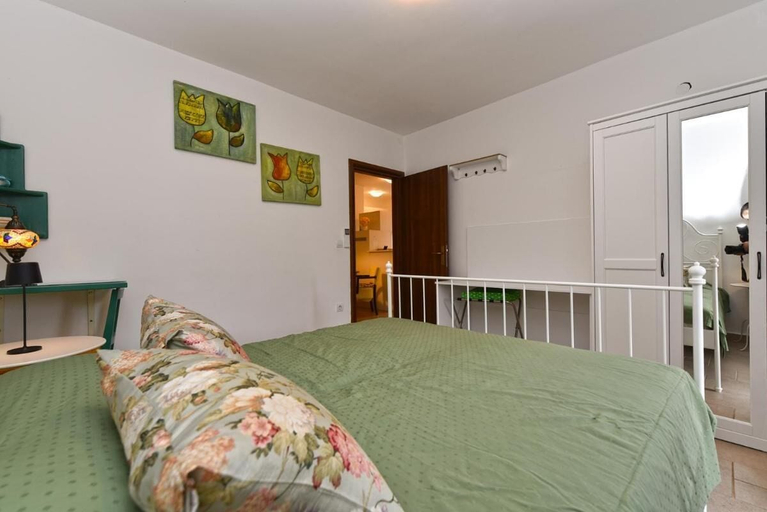 Room 3, Stylish Flat With Pool Access and Fully Equipped Spaces, Bale