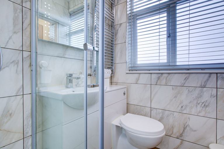 Bathroom 3, Bright Cosy Studio & Free Parking-greater London, London