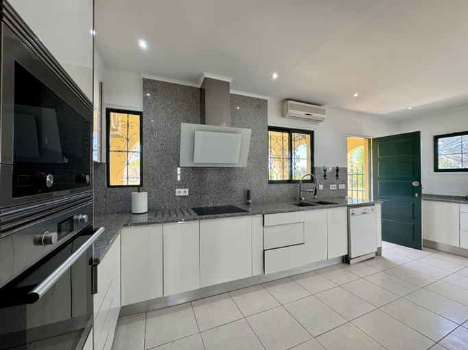 Private kitchen 5, Vilamoura Browns 2 With Pool by Homing, Loulé