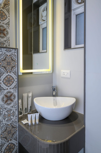Bathroom 4, Hotel Aadya Palace, Varanasi