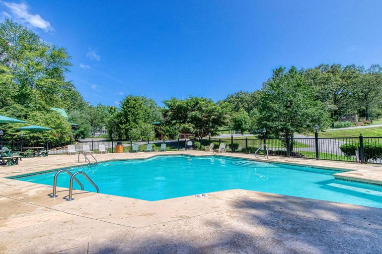 Sport & Beauty 3, Bear Hugs, Free Tickets, Hot Tub, WIFI!!!, Sevier