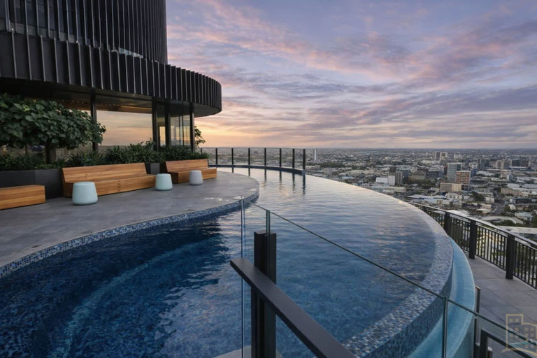 Room 4, Sky-high Haven-rooftop Infinity Pool Parking Wifi, Brisbane