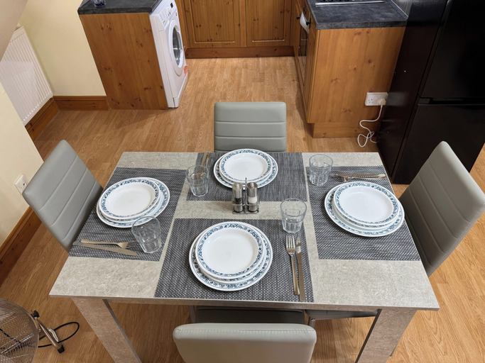 Dining 3, Surridges Studio, Sleeps 4 w/ Parking & Dogs Ok, Essex