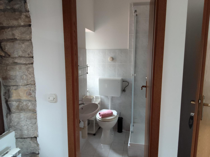 Bathroom 2, Rooms Svalina, Grožnjan