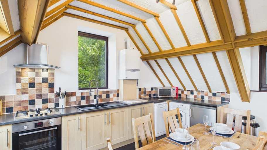 Private kitchen 4, Hairpin Cottage - 2 Bed Holiday Home - Langland, Swansea