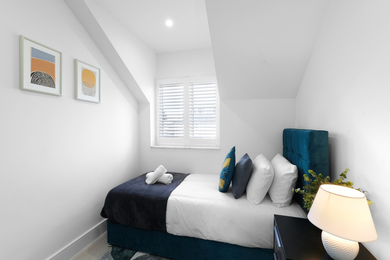 Room 2, Luxaura Homes 5-Bed Detached House, Windsor and Maidenhead