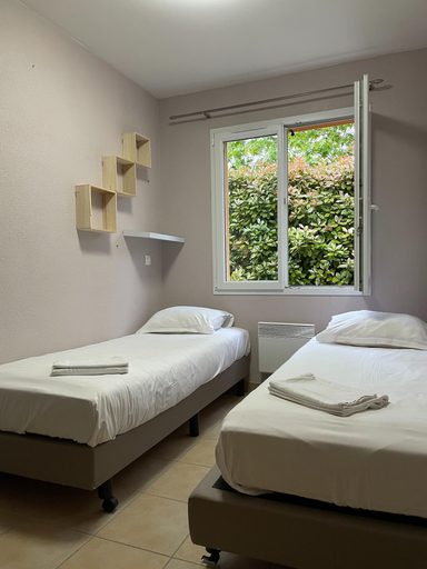 Room 5, Villa in Les Forges with Golf & Pool Access, Deux-Sèvres